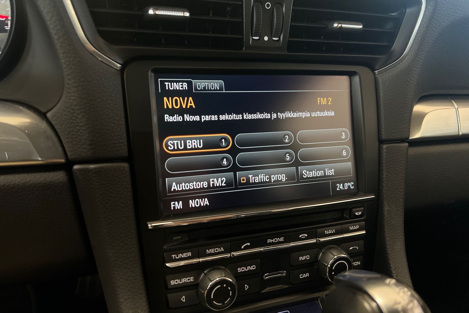 Car image 15