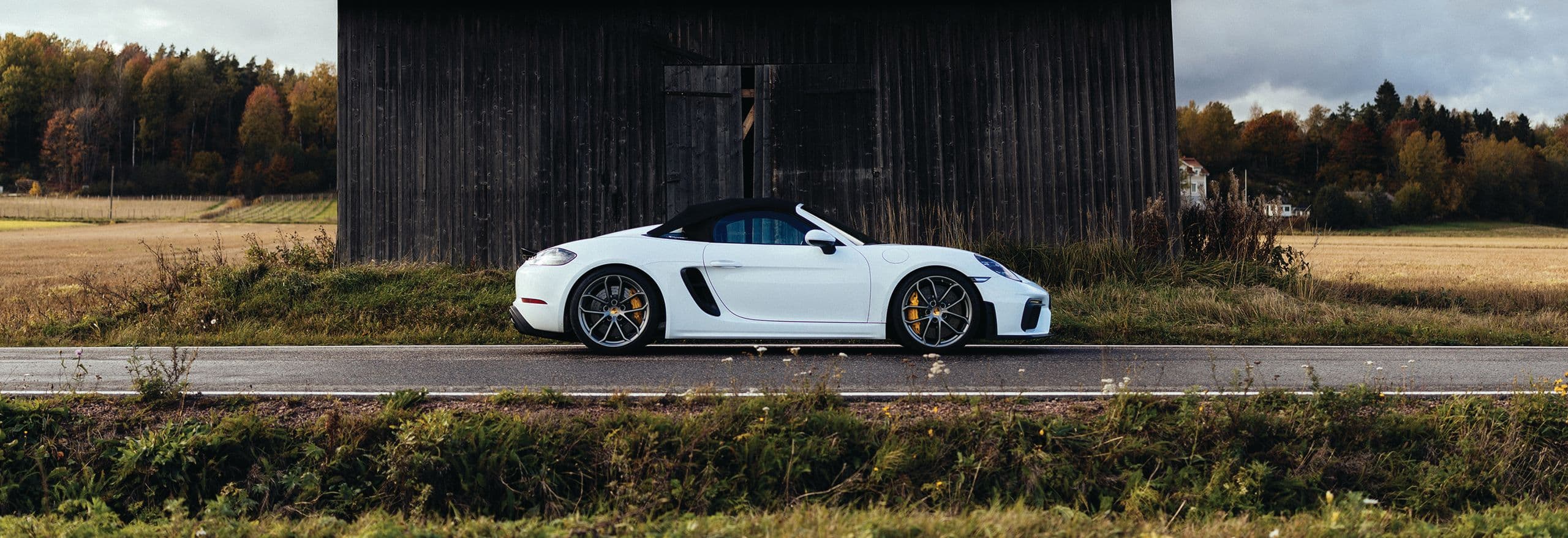 valkoinen Porsche 718 maantiellä