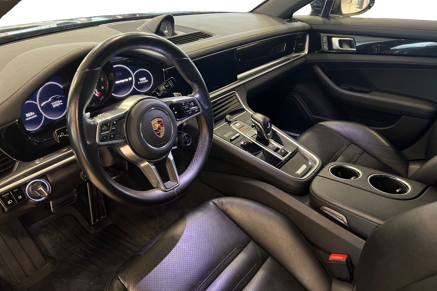 Car image 8
