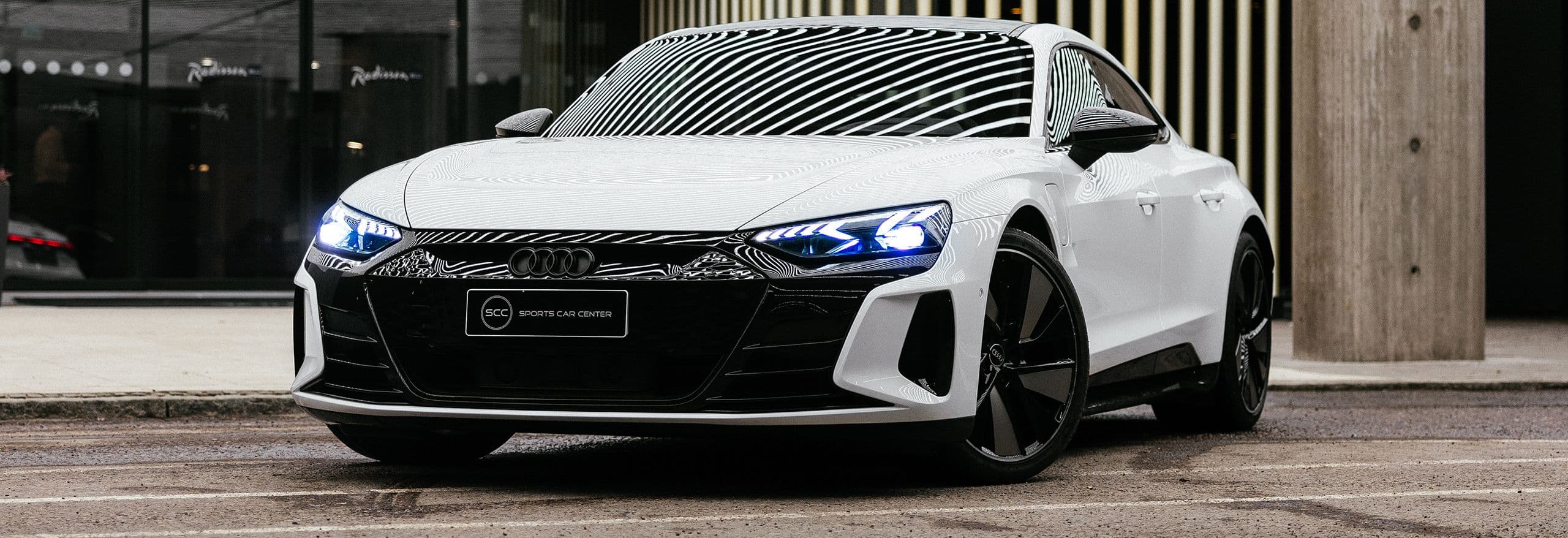 Audi E-tron valkoinen