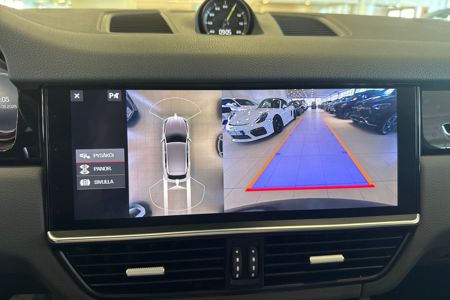 Car image 17