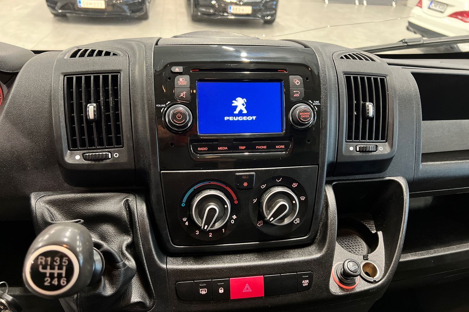 Car image 11