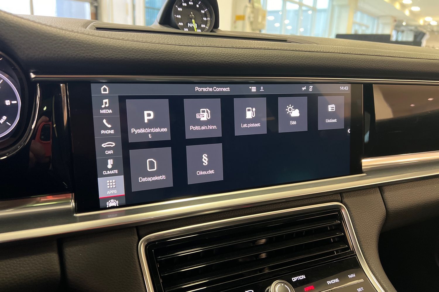 Car image 16