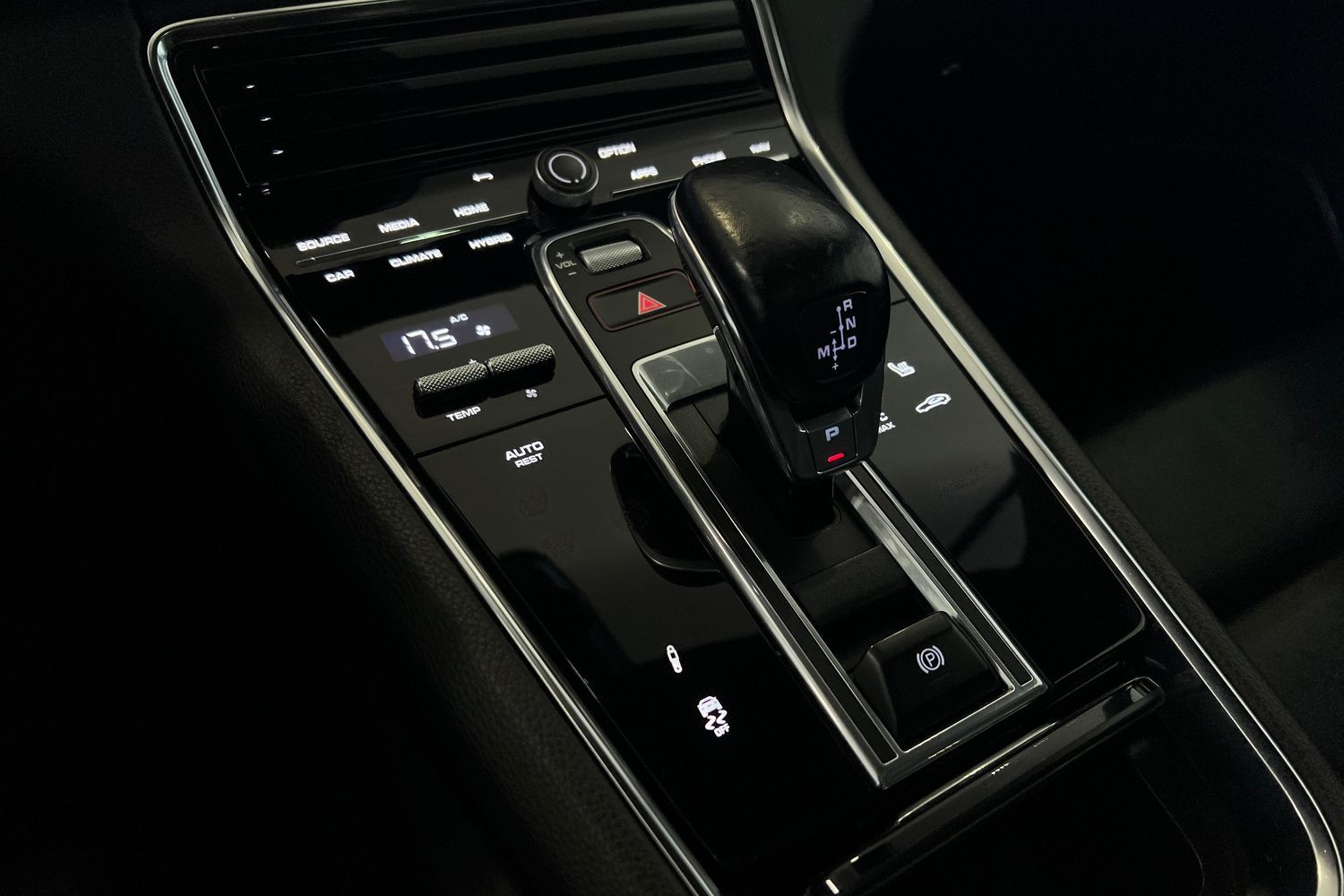 Car image 12