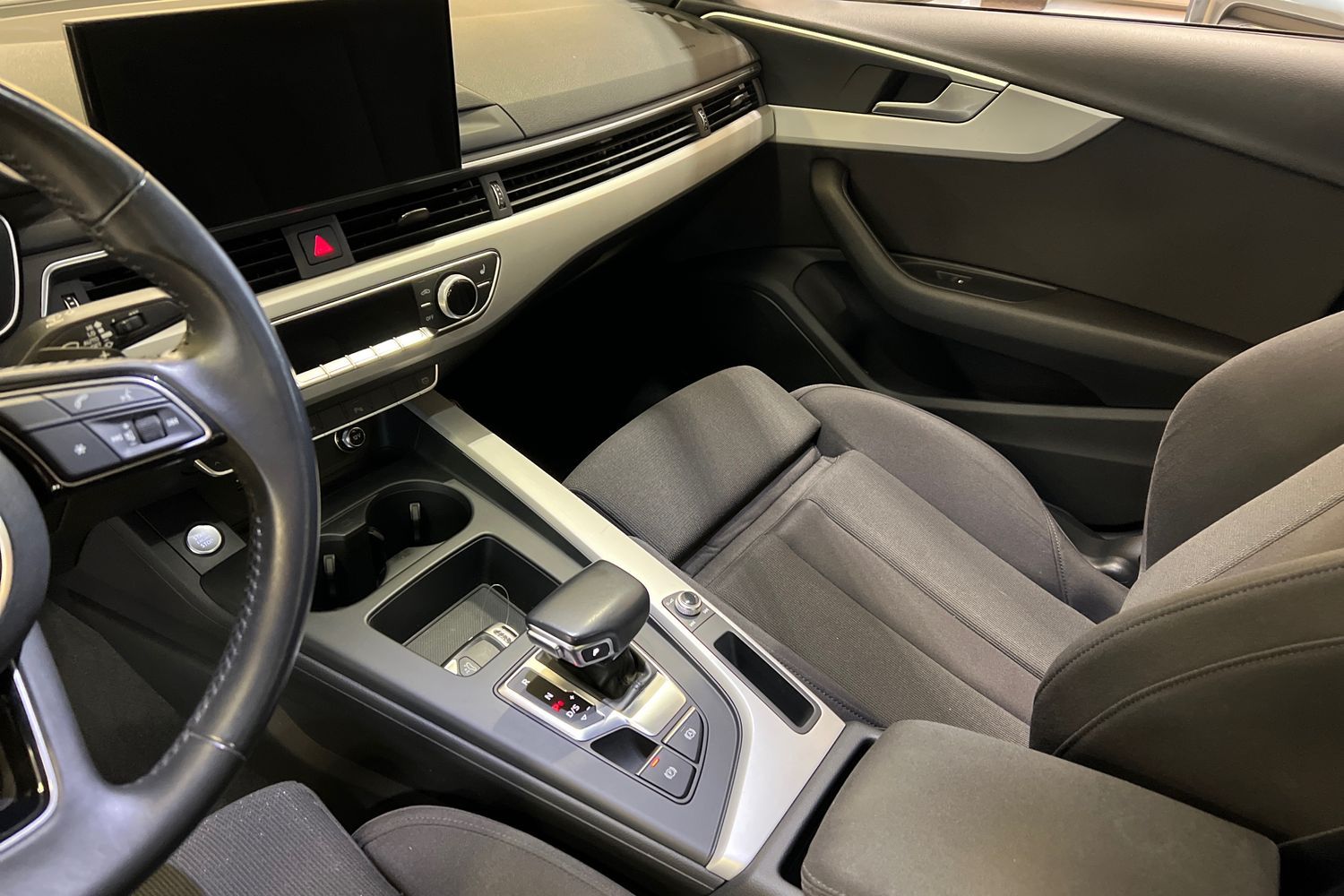 Car image 12