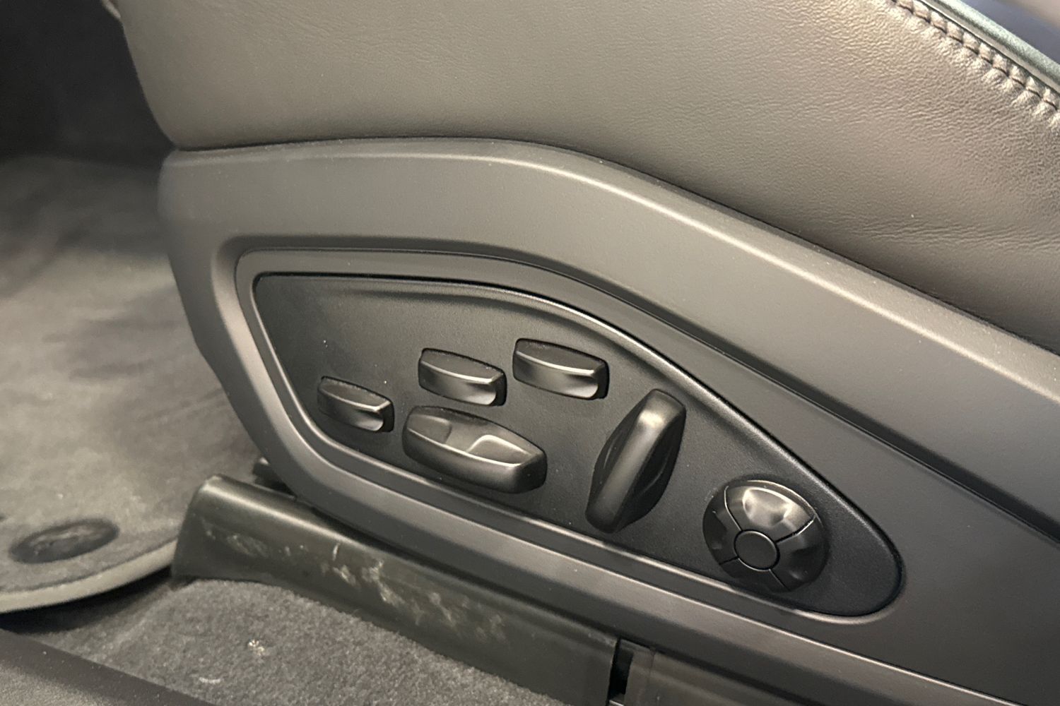Car image 25