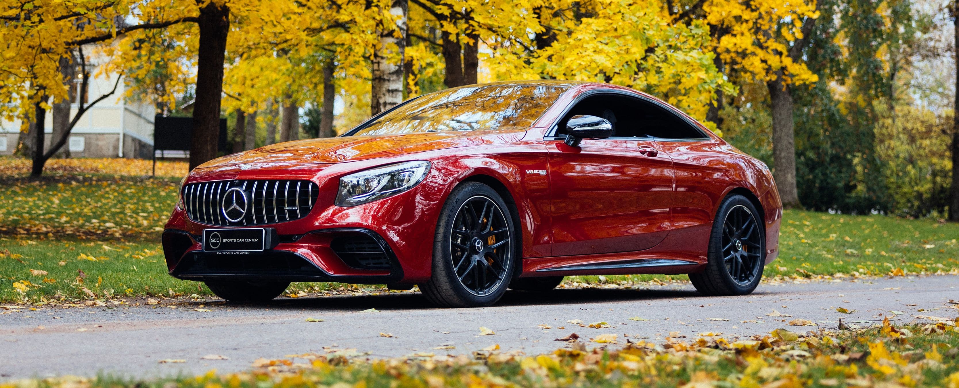 Punainen mercedes-benz s 63 amg auto puistossa
