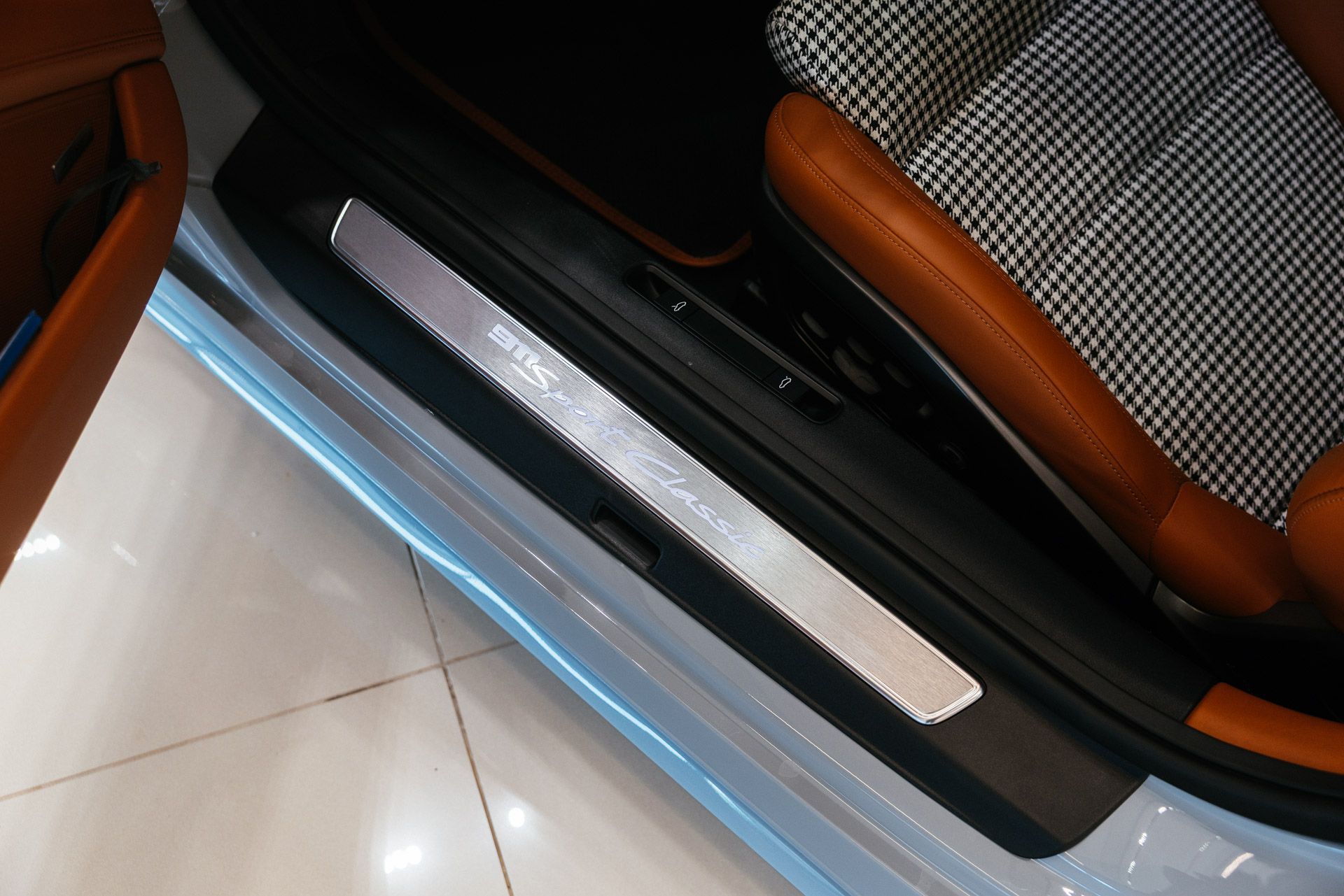 Car image 24