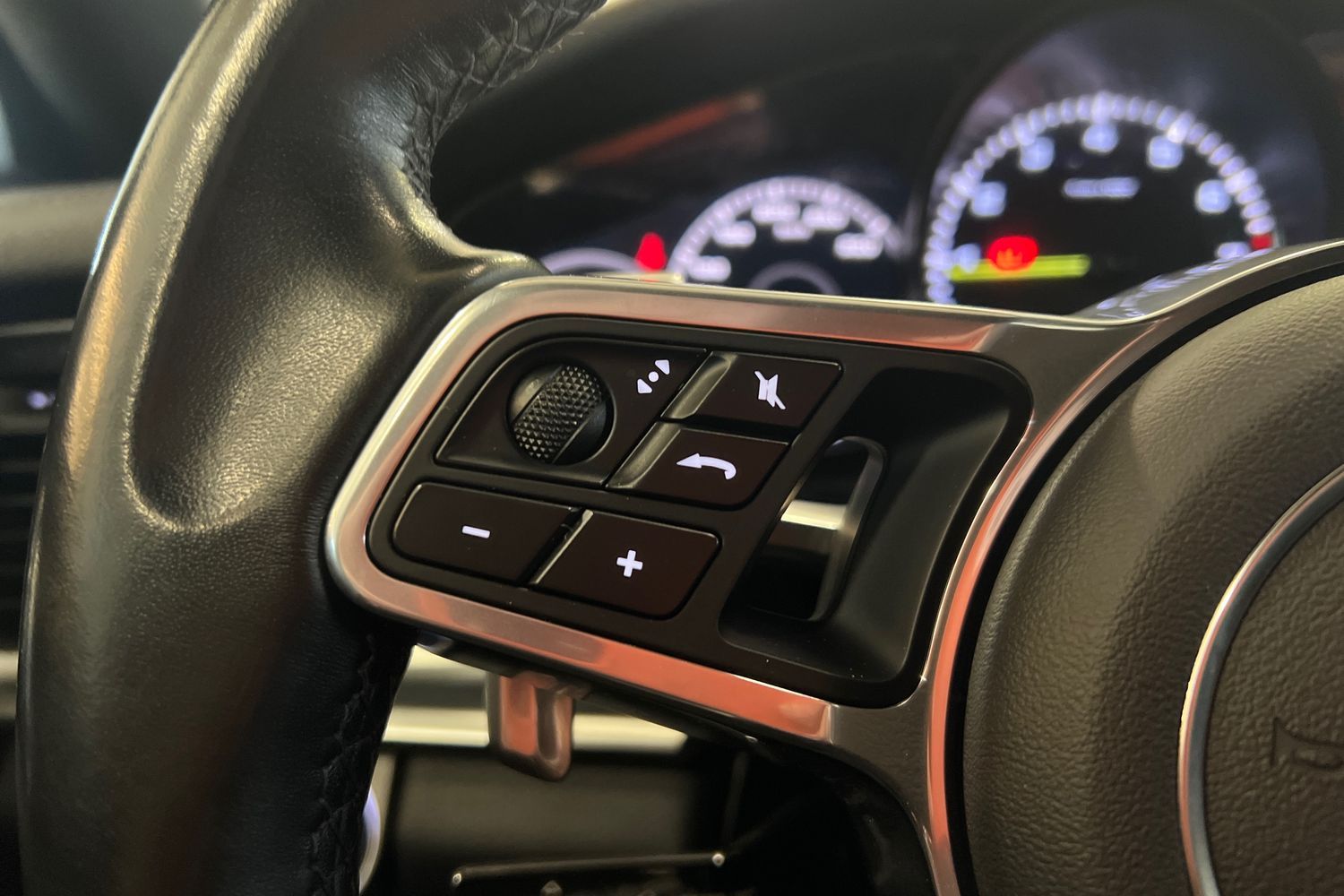 Car image 19