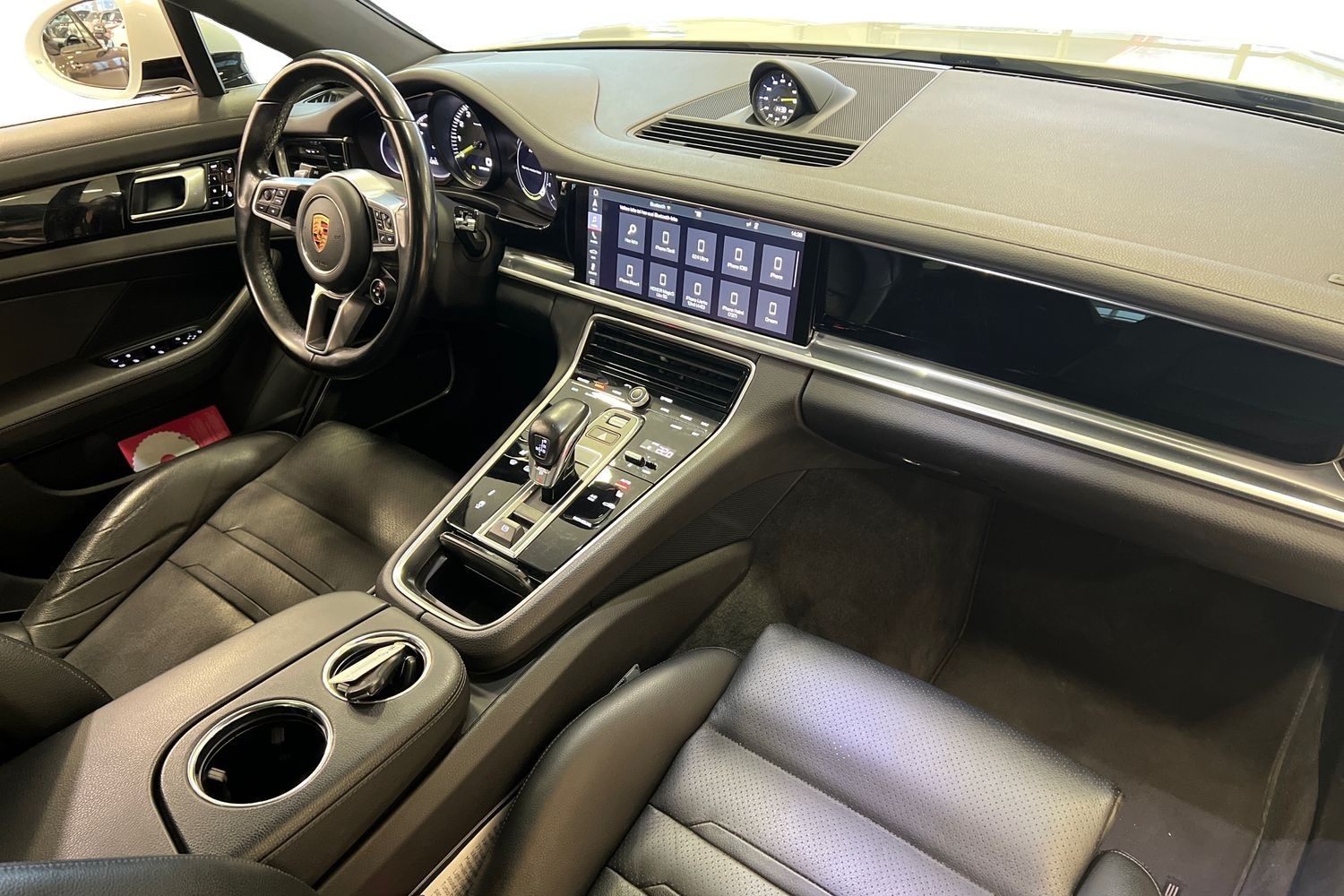 Car image 12