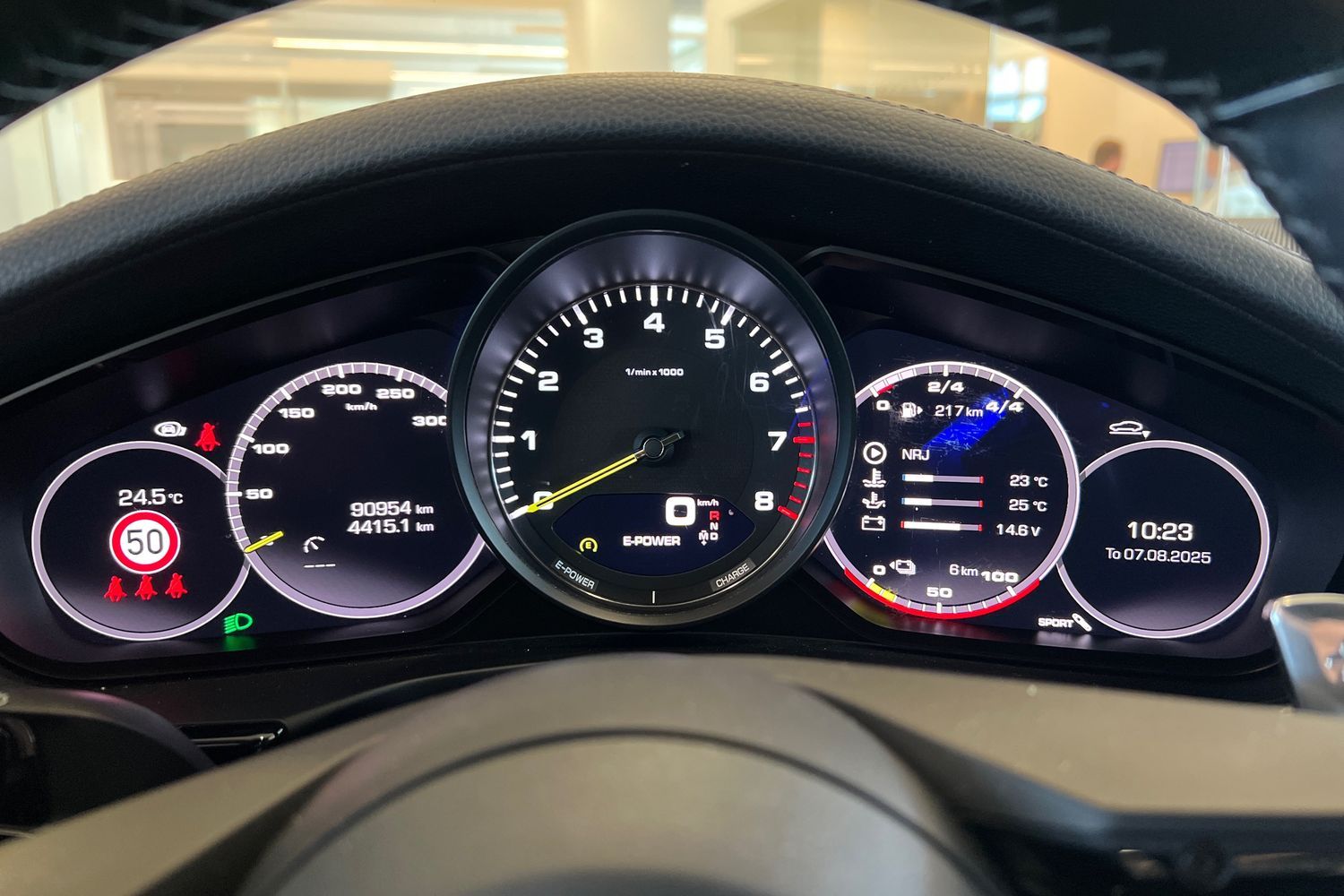 Car image 18